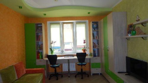 Маса в малка стая близо до прозореца