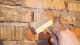 Грундирайте стените с четка на труднодостъпни места