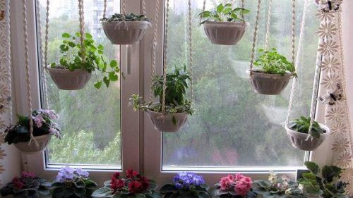 кашпа под прозореца