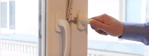 Как да поправите счупена дръжка на пластмасов прозорец