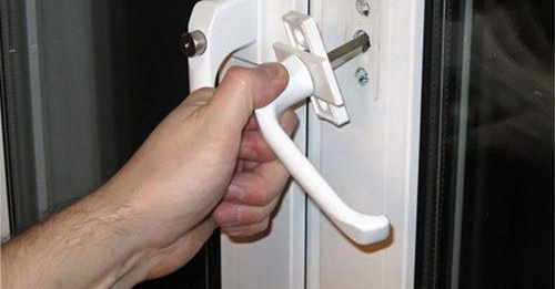 Счупена пластмасова дръжка на прозорец