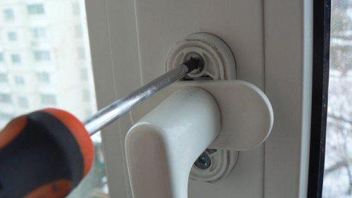 Смяна на пластмасова дръжка на прозорец с нова