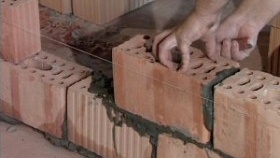 перфорирана тухлена стена