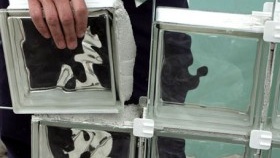 Полагане на стъклени тухли върху бяло лепило