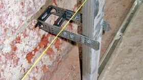 Подравняване на профила на стелажа с отклонение