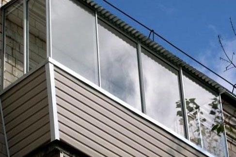 Цялостно остъкляване на балкон с покрив