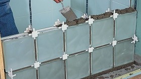 Полагане на стъклени тухли върху лепило