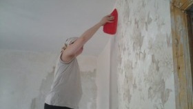 Загладете тапета с пластмасова шпатула