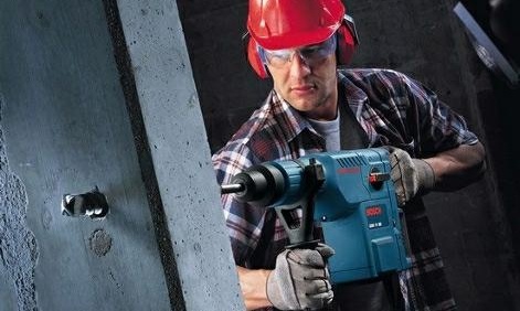 перфоратор по време на работа снимка