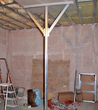  държейки чаршафа до тавана