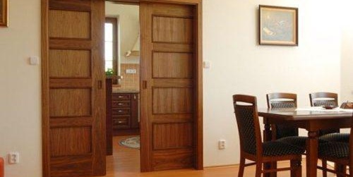 Плъзгащи се интериорни врати, скрити в стената