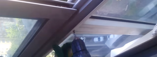 Поставете мрежа против комари на балкон