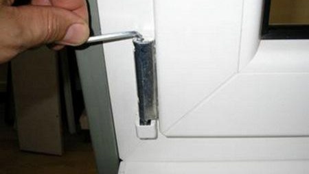 Как да регулирате пластмасова врата