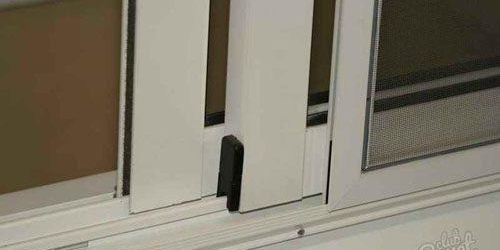 Отстранете екрана на пластмасовия прозорец