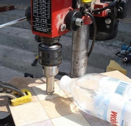 sverlenie-keramogranita-s-vodoy