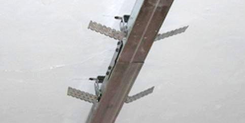 Закрепване на профила към тавана