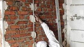 Монтаж на маяци на снимка на стената