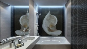 Голямо огледало в малка баня