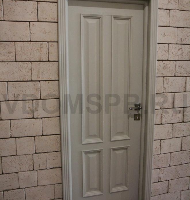 боядисана масивна борова врата